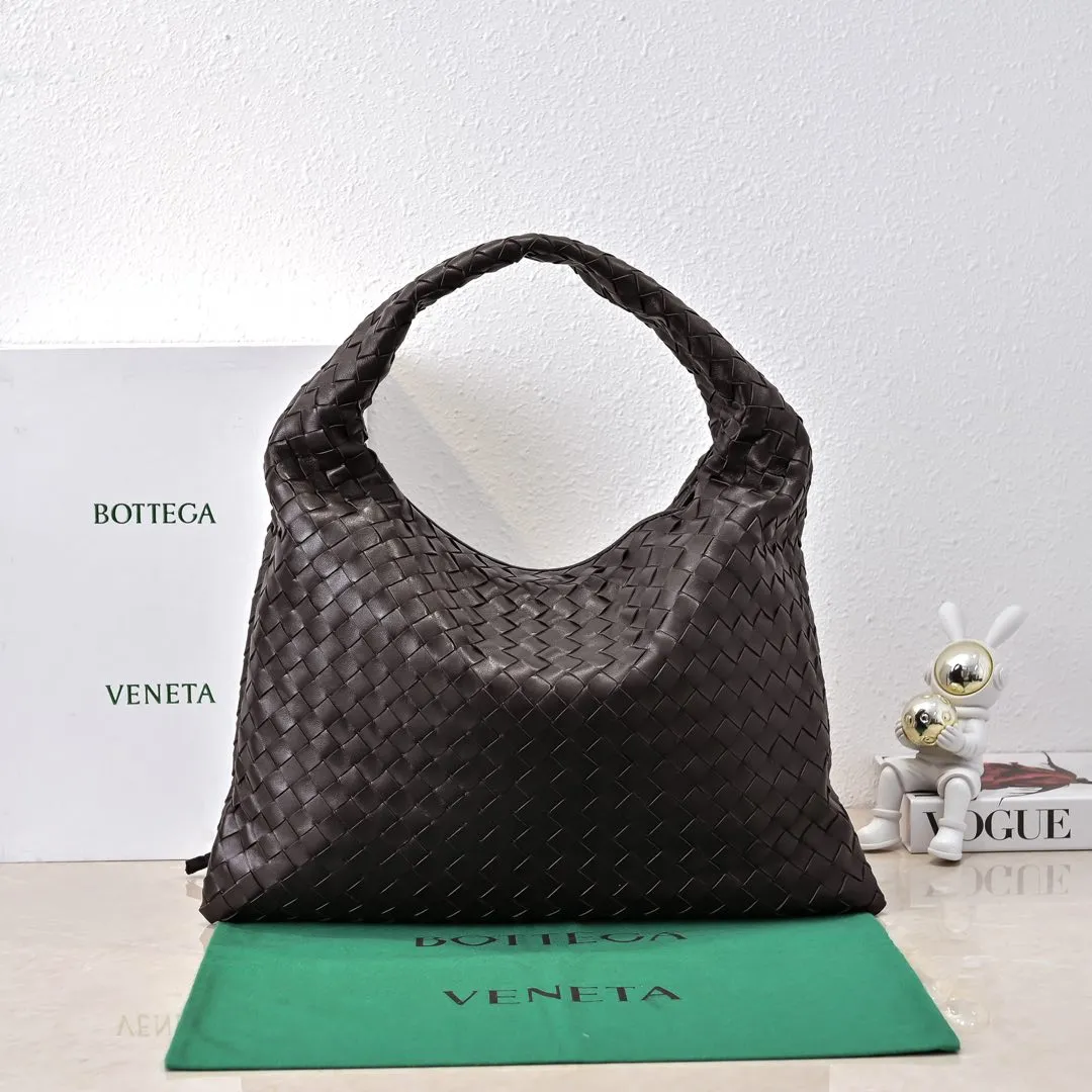 Batch 1960 #Bv new medium-sized HOP bag, the bag body and handles are made of a whole piece of woven leather. The bag body is soft and lazy. Hop symbolizes the praise of innovation and eternal craftsmanship [love]. The pyramid silhouette combines practicality and fashion. It is modern and casual, and the bag mouth is double-sided closed design, more convenient and safe! The cowhide texture also makes the bag more wear-resistant and durable. A must-have for fashionable ladies who like minimalism yet comfortable and casual! Size: 46x21x10cm Model: 6262